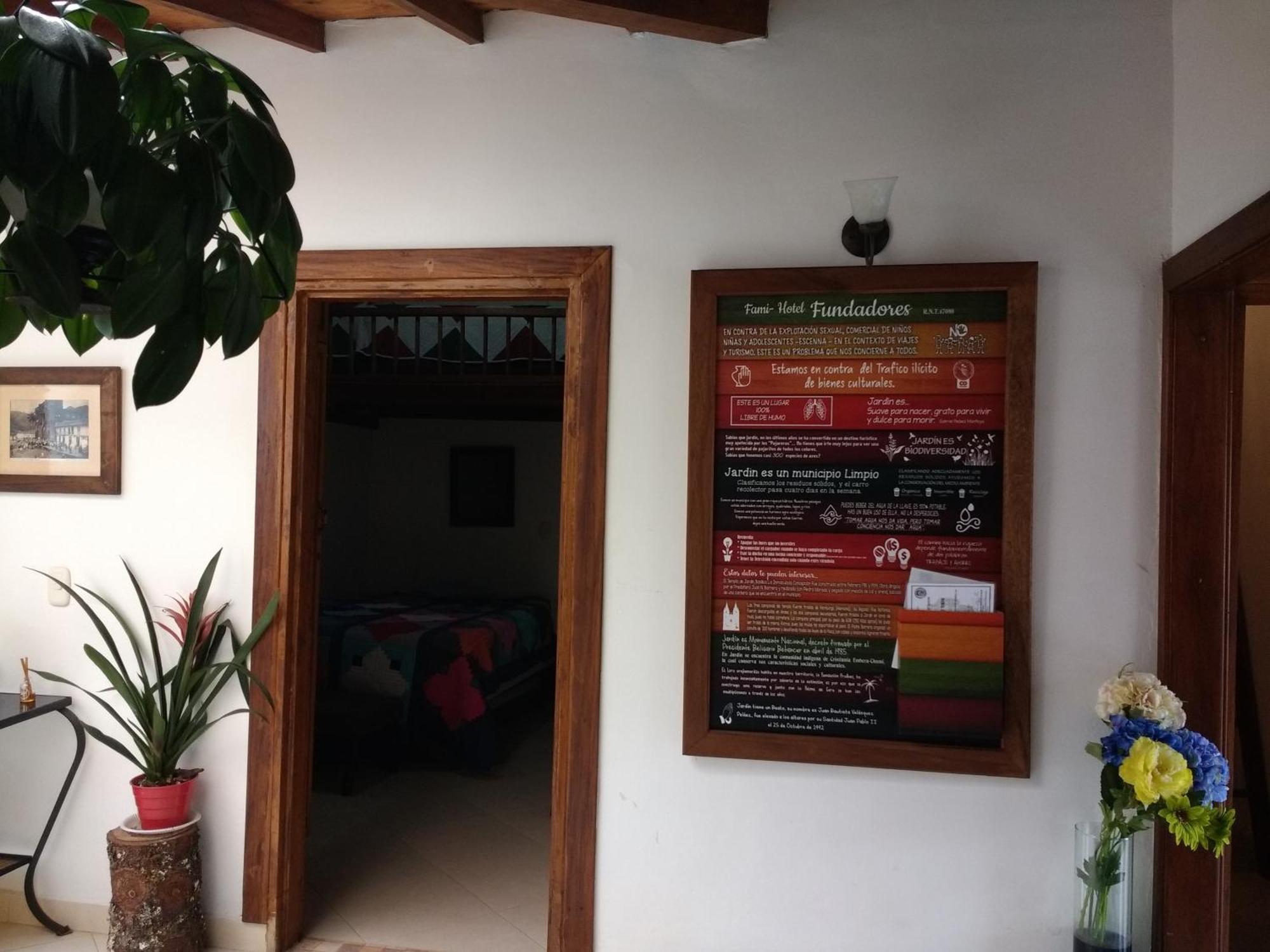 Hostal Famihotel Fundadores Jardín Dış mekan fotoğraf
